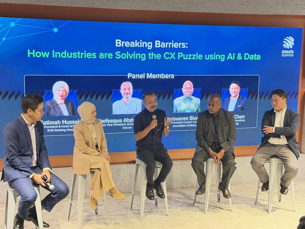 Panellists on stage for Breaking Barriers: How Industries are Solving the CX Puzzle using AI & Data